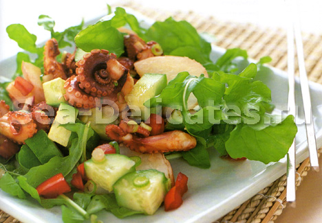 Горячий салат из жареного осьминога с картофелем