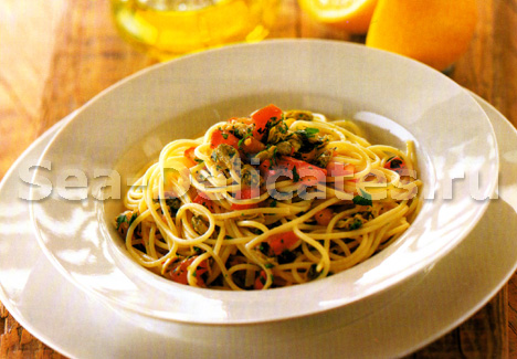 Спагетти с ракушками, чили и чесноком