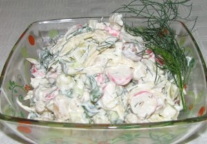 Вкусный крабовый салат с фасолью