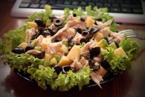 Салат из морепродуктов с оливками