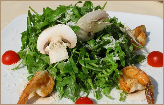 Салат с креветками, рукколой и грибами