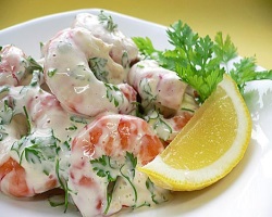 Вкусный салат из рыбы и морепродуктов